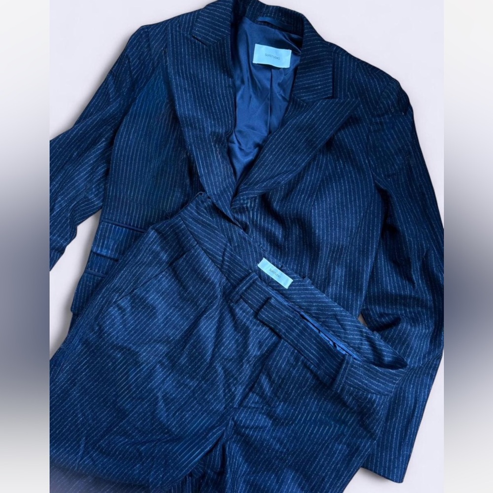 Suistudio Blue pinstriped suit